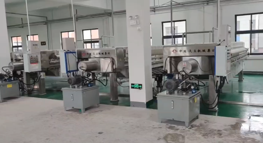 天立壓濾機(jī)醬油、醋壓榨現(xiàn)場